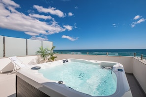 Outdoor spa tub