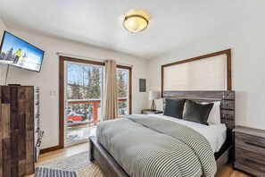  Bedroom 1: Queen bed. main floor, Smart TV, deck access