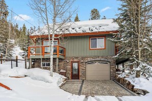  Exterior: On-site parking for 5 cars (1 in garage, 4 in driveway)
