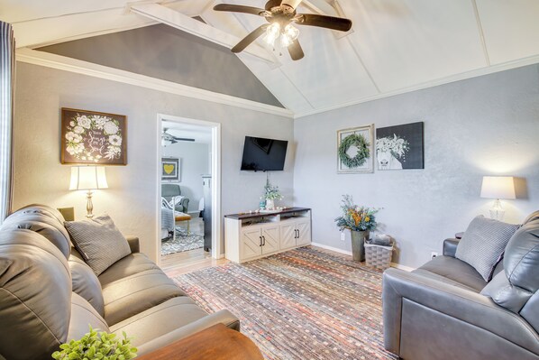 Ninnekah Vacation Rental | 2BR | 2BA | Stairs Required | 1,000 Sq Ft