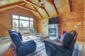 Living Room | Main Level | Queen Sleeper Sofa | Smart TV | Free WiFi