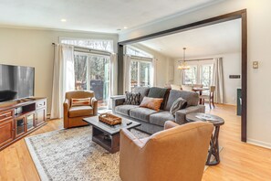 Living Room | Smart TV | Free WiFi | Electric Heat | Wood-Burning Fireplace