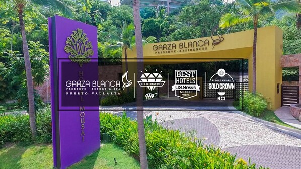 Garza Blanca Puerto Vallarta: Gated tropical luxury shared with Hotel Mousai.