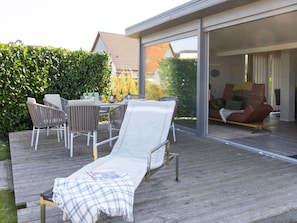Terrasse 1 mit gedecktem Tisch und Strandliege