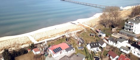 Luftaufnahmen vom Ferienhaus mit direktem Strandzugang