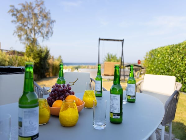 Terrasse 1 mit gedecktem Tisch