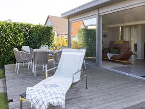 Terrasse 1 mit gedecktem Tisch und Strandliege