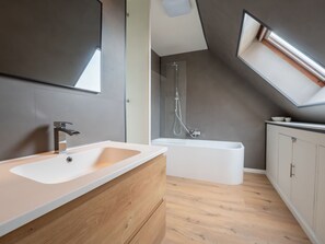 Flooring, Armatur, Fussboden, Bad Sink, Sinken, Zapfhahn, Badezimmer, Badezimmerschrank, Interior Design, Installation