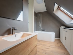 Flooring, Armatur, Fussboden, Bad Sink, Sinken, Zapfhahn, Badezimmer, Badezimmerschrank, Interior Design, Installation
