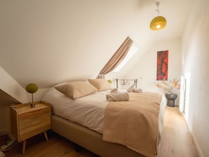 Bett, Möbel, Interior Design, Bedding, Schlafzimmer, Bettdecke, Wand, Fussboden, Flooring, Holz