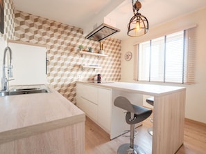Interior Design, Möbel, Küche, Countertop, Wand, Flooring, Light Fixture, Holz, Decke, Cabinetry