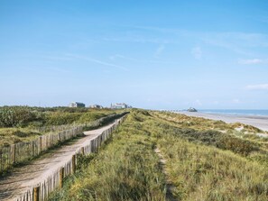 Daytime, Water, Natural Environment, Horizon, Vegetation, Ecoregion, Coast, Summer, Landscape, Land Lot