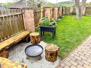Holz, Möbel, Garten, Gartenmöbel, Blumentopf, Bank, Außenbank, Hinterhof, Holzbeize, Rasen