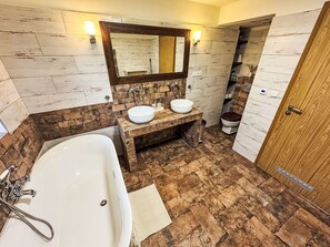 Flooring, Holz, Fussboden, Armatur, Interior Design, Badezimmer, Installation, Fliese, Holzbeize, Zapfhahn