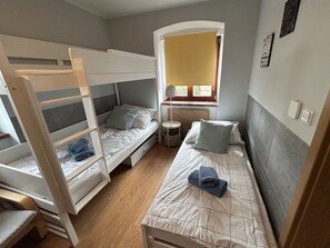 Etagenbett, Schlafzimmer, Herberge, Wohnheim, Fussboden, Bett, Bettrahmen, Bedding, Bettdecke, Hartholz