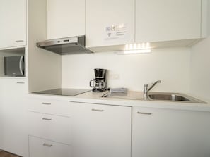 Küche, Countertop, Cabinetry, Interior Design, Küchengerät, Holz, Möbel, Flooring, Major Appliance, Sinken