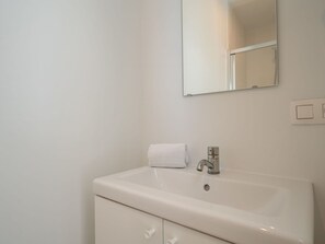 Wand, Bad Sink, Interior Design, Armatur, Flooring, Fussboden, Sinken, Badezimmer, Zapfhahn, Zimmer