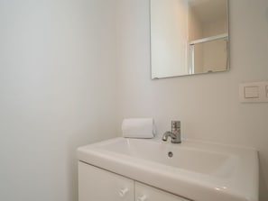Wand, Bad Sink, Interior Design, Armatur, Flooring, Fussboden, Sinken, Badezimmer, Zapfhahn, Zimmer