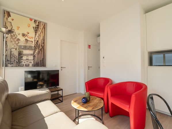 Flooring, Interior Design, Wand, Fussboden, Holz, Decke, Zimmer, Möbel, Wohnung, Wohnzimmer