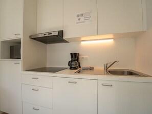 Countertop, Interior Design, Küche, Cabinetry, Holz, Küchengerät, Flooring, Spüle, Fussboden, Zimmer