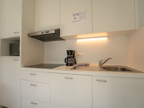 Countertop, Interior Design, Küche, Cabinetry, Holz, Küchengerät, Flooring, Spüle, Fussboden, Zimmer