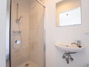 Wand, Flooring, Fussboden, Armatur, Badezimmer, Interior Design, Installation, Zimmer, Decke, Zapfhahn