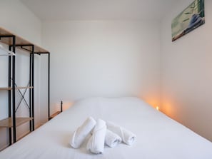 Holz, Bett, Bettrahmen, Schlafzimmer, Bedding, Holzbeize, Hartholz, Bettdecke, Daylighting, Matratze