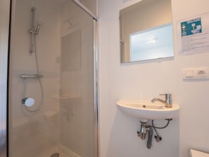 Wand, Interior Design, Fussboden, Flooring, Armatur, Zimmer, Badezimmer, Decke, Installation, Wohnung
