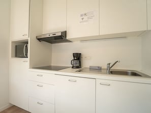 Interior Design, Countertop, Cabinetry, Küche, Flooring, Spüle, Küchengerät, Fussboden, Sinken, Möbel