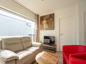 Interior Design, Flooring, Fussboden, Decke, Zimmer, Möbel, Wohnung, Wohnzimmer, Couch, Beleuchtung