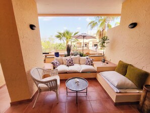 Huge Terrace With Large Splash Pool, With Views!