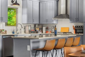 Full chef's kitchen, snack bar, and Spinn coffee machine. 
