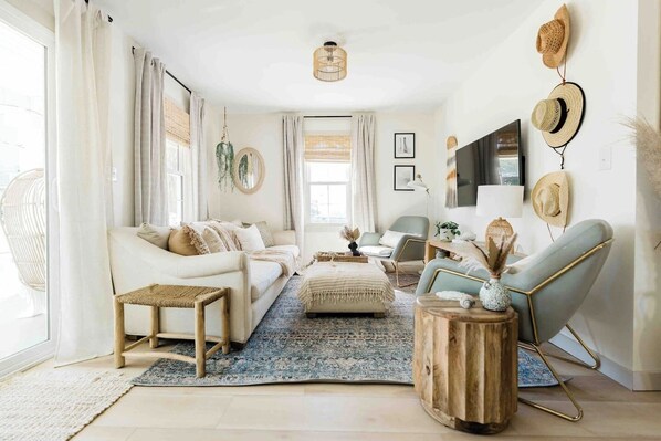 coastal touches in this professionally designed livingroom 