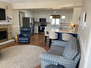 Great room / kitchen with counter dining for up to 7 people