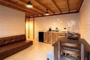 Open-plan living room and kitchen (2)