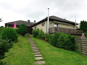 Stugans exteriör [sommar]