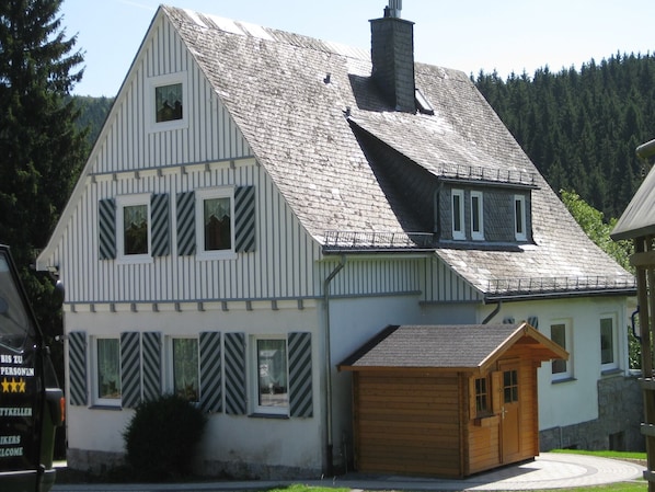 Außenseite Ferienhaus [Sommer]