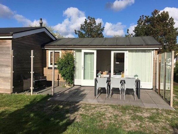 Außenseite Ferienhaus [Sommer]