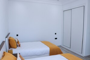Espacio de almacenamiento armario de doble puerta, 2 camas dobles pequeñas twins 120x200