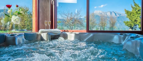 Indoor spa tub