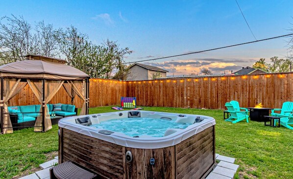 Outdoor spa tub