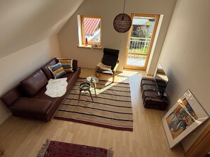Wohnzimmer mit TV und gemütlichem Sofa
