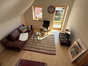 Wohnzimmer mit TV und gemütlichem Sofa