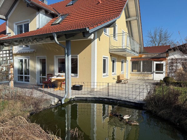 Haus mit grossen Garten und Gartenteich