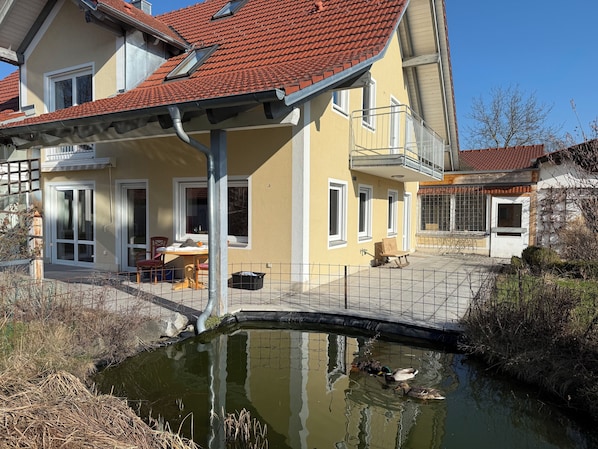 Haus mit grossen Garten und Gartenteich