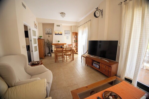 Living room image 4
