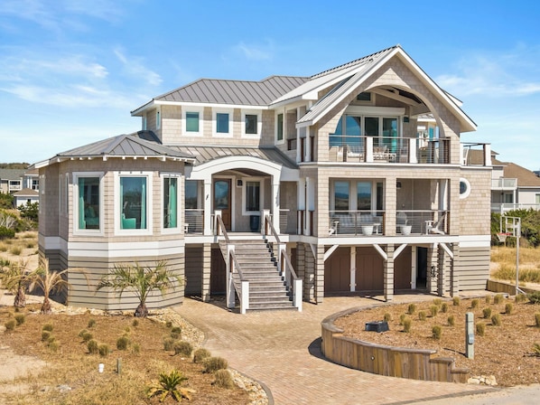 5 BR 6.5 BATH HOME STEPS FROM BEACH ACCESS ON SANDSPUR TRAIL