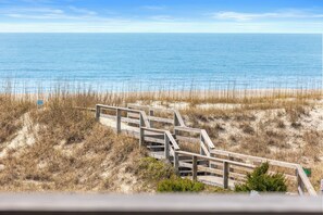 FEW STEPS TO THE BEACH ACCESS ON SANDSPUR TRAIL