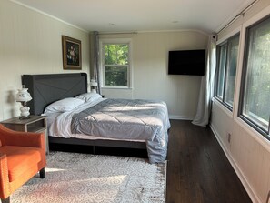 Lake facing king bedroom