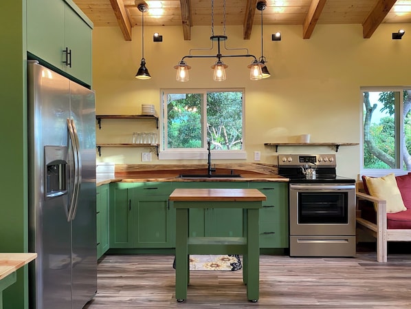 Private farmhouse on an avocado orchard in paradise.